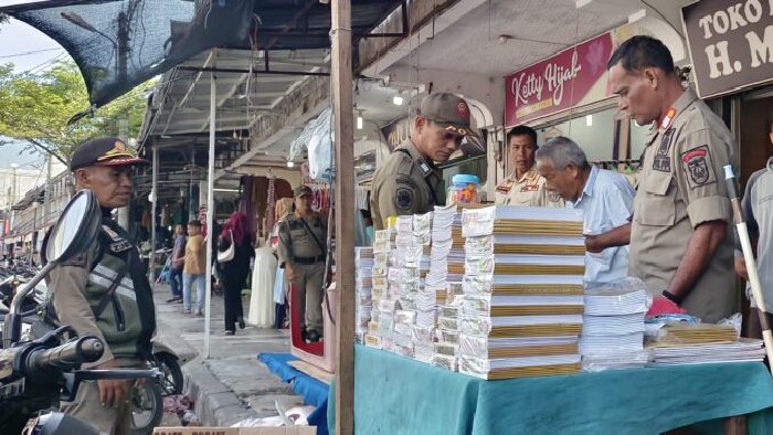 Hindari Kesemrautan, Satpol PP WH Kota Banda Aceh Minta Pedagang Perlengkapan Sekolah Patuhi Aturan